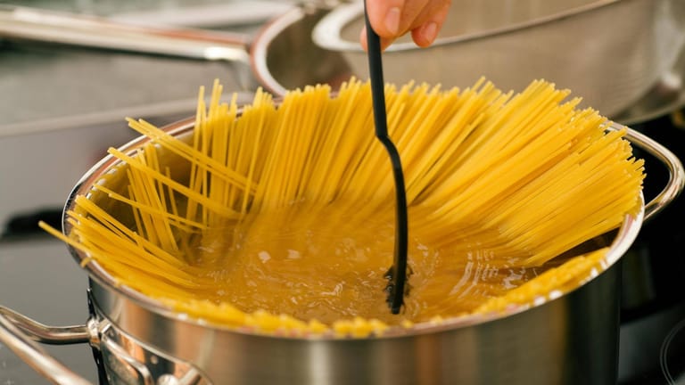 Spaghetti im Kochtopf: Wer Nudeln kocht, sollte darauf achten, dass sie ausreichend Platz zum Schwimmen haben.
