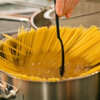 Spaghetti im Kochtopf: Wer Nudeln kocht, sollte darauf achten, dass sie ausreichend Platz zum Schwimmen haben.