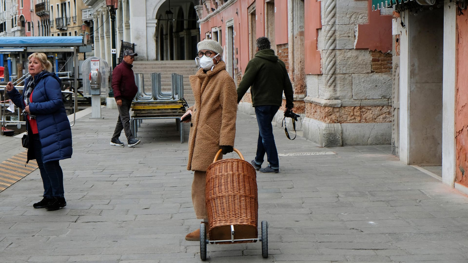 Eine Frau in Italien mit Atemschutzmaske (Symbolbild): Künstliche Intelligenz kann bei der Früherkennung von Epidemien helfen, sagt ein Experte. Eine Frau in Italien mit Atemschutzmaske (Symbolbild): Künstliche Intelligenz kann bei der Früherkennung von Epidemien helfen, sagt ein Experte.