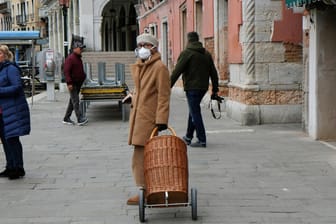 Eine Frau in Italien mit Atemschutzmaske (Symbolbild): Künstliche Intelligenz kann bei der Früherkennung von Epidemien helfen, sagt ein Experte.