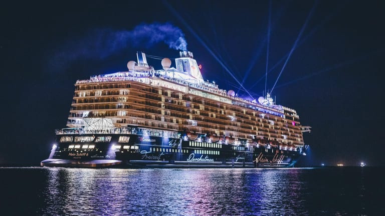 Das beleuchtete Kreuzfahrtschiff Mein Schiff 6: Die Reederei Tui Cruises hat wegen der Corona-Epidemie bereits sieben Kreuzfahrten abgesagt.