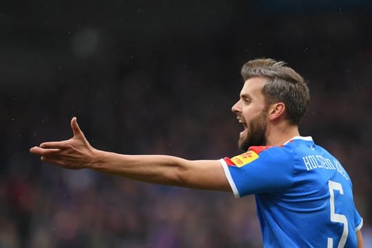 Stefan Thesker von Holstein Kiel hat sich mit dem Coronavirus infiziert.