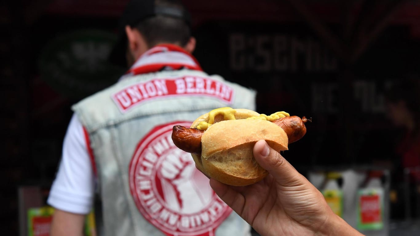 Eine Bratwurst an der alten Försterei: Auf die "Echten" müssen die Fans vorerst verzichten, eine Netz-Alternative gibt es trotzdem.