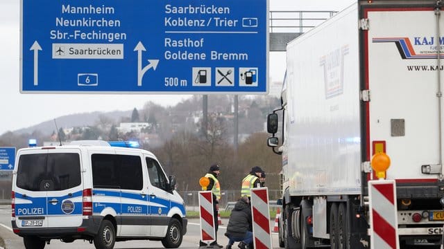 Polizeibeamte kontrollieren in Saarbrücken stichprobenartig den aus Frankreich einfahrenden Grenzverkehr. Polizeibeamte kontrollieren in Saarbrücken stichprobenartig den aus Frankreich einfahrenden Grenzverkehr.