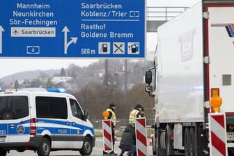 Polizeibeamte kontrollieren in Saarbrücken stichprobenartig den aus Frankreich einfahrenden Grenzverkehr.
