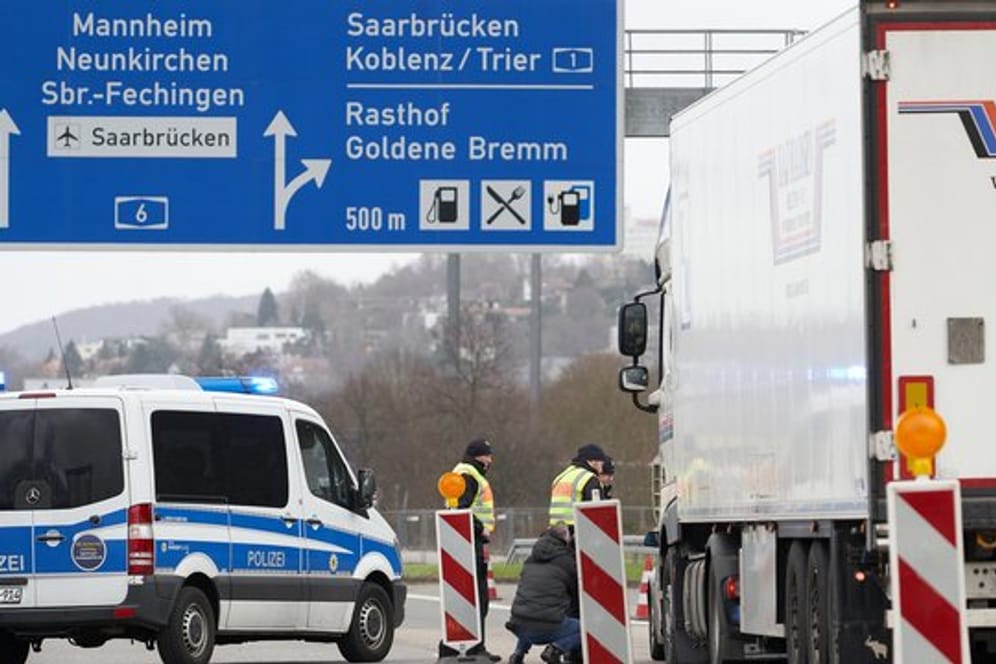 Polizeibeamte kontrollieren in Saarbrücken stichprobenartig den aus Frankreich einfahrenden Grenzverkehr.