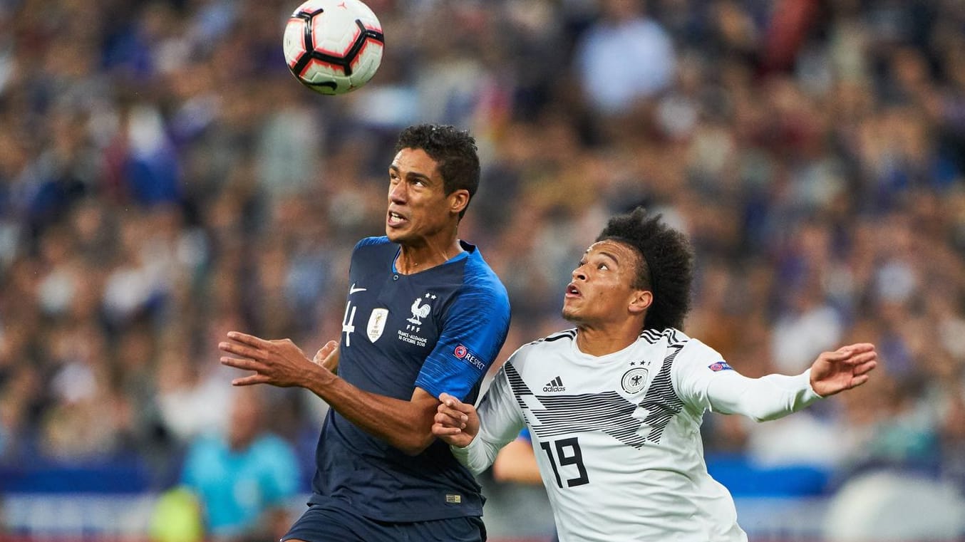 Raphael Varane (l.) im Duell mit Leroy Sané: Das EM-Duell zwischen Frankreich und Deutschland könnte im Winter stattfinden. Raphael Varane (l.) im Duell mit Leroy Sané: Das EM-Duell zwischen Frankreich und Deutschland könnte im Winter stattfinden.