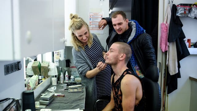 Eric Stehfest (hinten) besucht Schauspieler Jannik Schümann in der Maske.