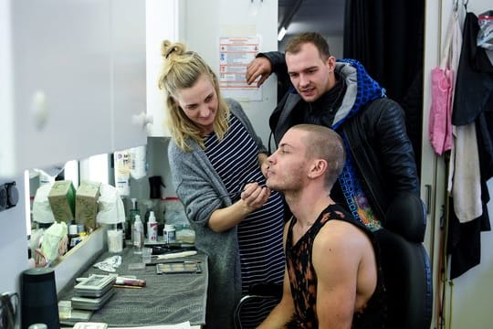 Eric Stehfest (hinten) besucht Schauspieler Jannik Schümann in der Maske.