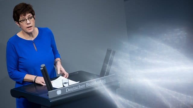 "Die Kandidaten, die sich für den Parteivorsitz bewerben, werden auch unter dem Gesichtspunkt betrachtet werden, ob sie kanzlerfähig sind", sagte Kramp-Karrenbauer. "Die Kandidaten, die sich für den Parteivorsitz bewerben, werden auch unter dem Gesichtspunkt betrachtet werden, ob sie kanzlerfähig sind", sagte Kramp-Karrenbauer.