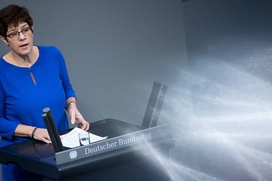 "Die Kandidaten, die sich für den Parteivorsitz bewerben, werden auch unter dem Gesichtspunkt betrachtet werden, ob sie kanzlerfähig sind", sagte Kramp-Karrenbauer.