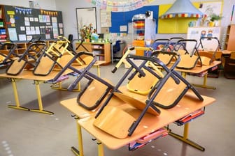 Stühle stehen in einer Grundschule in Stuttgart nach Ende der letzten Unterrichtsstunde auf den Tischen.