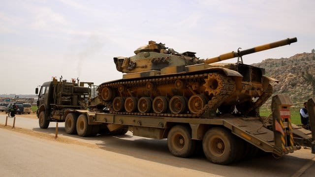 Ein Konvoi des türkischen Militärs fährt auf den Grenzübergang Bab al-Hawa im Norden vom syrischen Idlib zu. Ein Konvoi des türkischen Militärs fährt auf den Grenzübergang Bab al-Hawa im Norden vom syrischen Idlib zu.