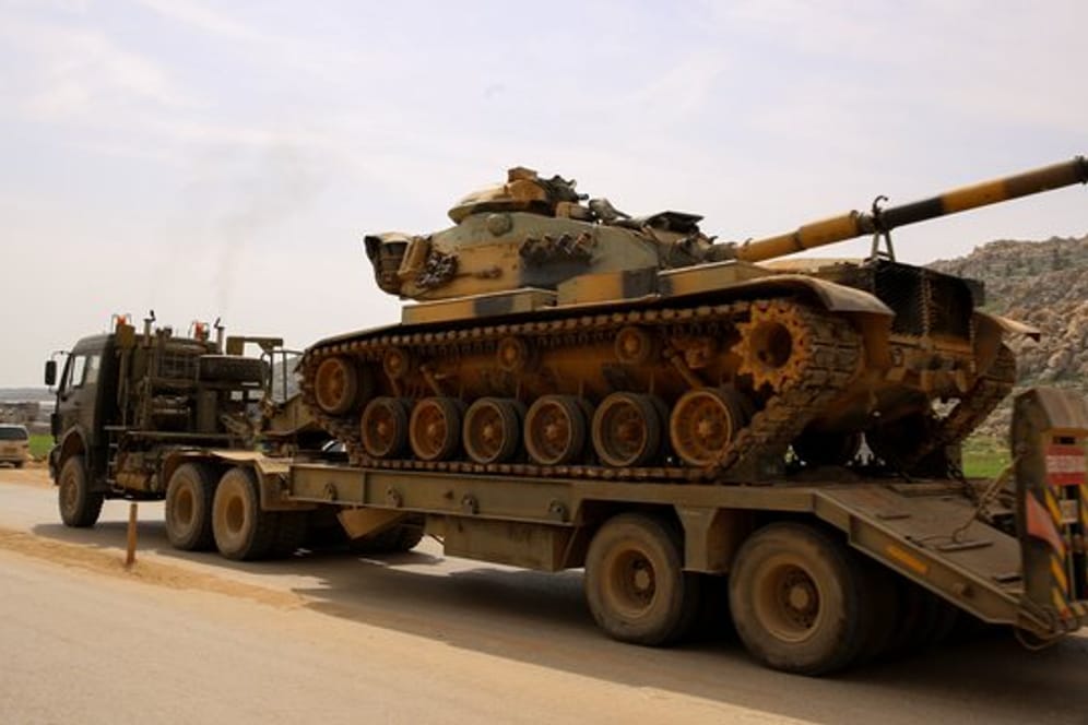 Ein Konvoi des türkischen Militärs fährt auf den Grenzübergang Bab al-Hawa im Norden vom syrischen Idlib zu.