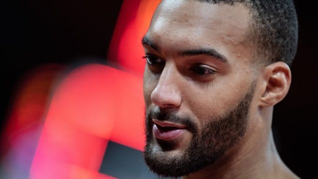 Rudy Gobert von den Utah Jazz will dem Hallen-Personal während der Unterbrechung der Saison helfen. Rudy Gobert von den Utah Jazz will dem Hallen-Personal während der Unterbrechung der Saison helfen.