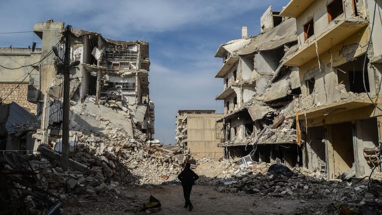 Zerstörte Häuser zeichnen das Stadtbild in Idlib: Der türkische Präsident Erdogan und Kremlchef Putin haben eine Waffenruhe ausgehandelt.