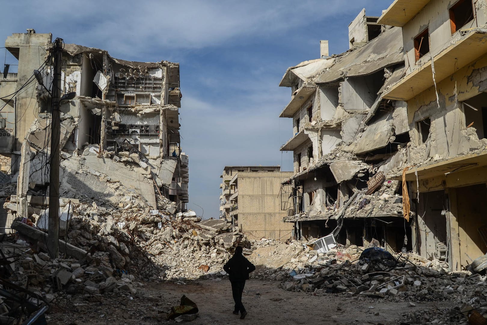 Zerstörte Häuser zeichnen das Stadtbild in Idlib: Der türkische Präsident Erdogan und Kremlchef Putin haben eine Waffenruhe ausgehandelt.