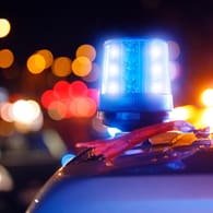 Blaulicht der Polizei (Symbolbild): Ein Mann wurde mit einem Messer am Rücken verletzt.