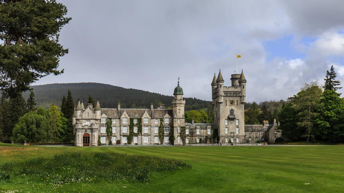 Schloss Balmoral in Schottland: Hier werden Harry, Meghan und Archie wohl einige Zeit des Sommer mit der Royal Family verbringen.