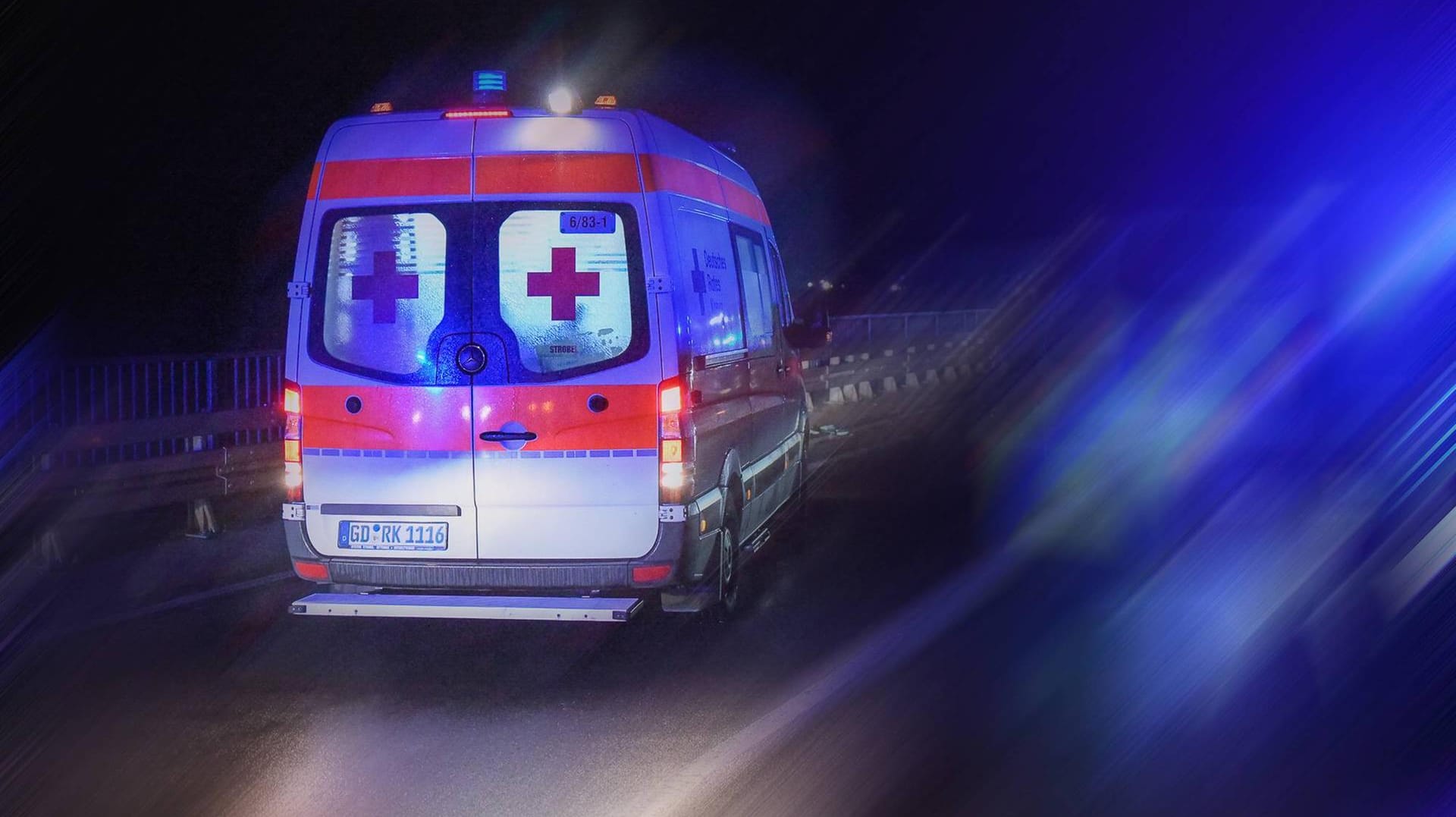 Rettungsdienst im Einsatz (Symbolbild): Beide Fahrer wurden leicht verletzt. Rettungsdienst im Einsatz (Symbolbild): Beide Fahrer wurden leicht verletzt.
