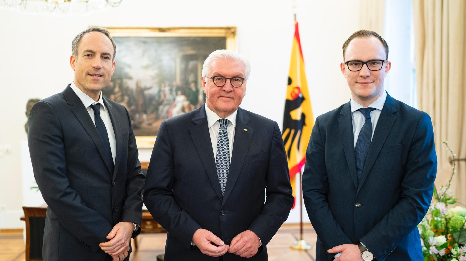 "Wir unterschätzen, wie viele Menschen dagegen ankämpfen, alleingelassen zu werden": Bundespräsident Frank-Walter Steinmeier (Mitte) mit t-online.de-Chefredakteur Florian Harms (links) und Politikreporter Tim Kummert (rechts) beim Interview im Schloss Bellevue.