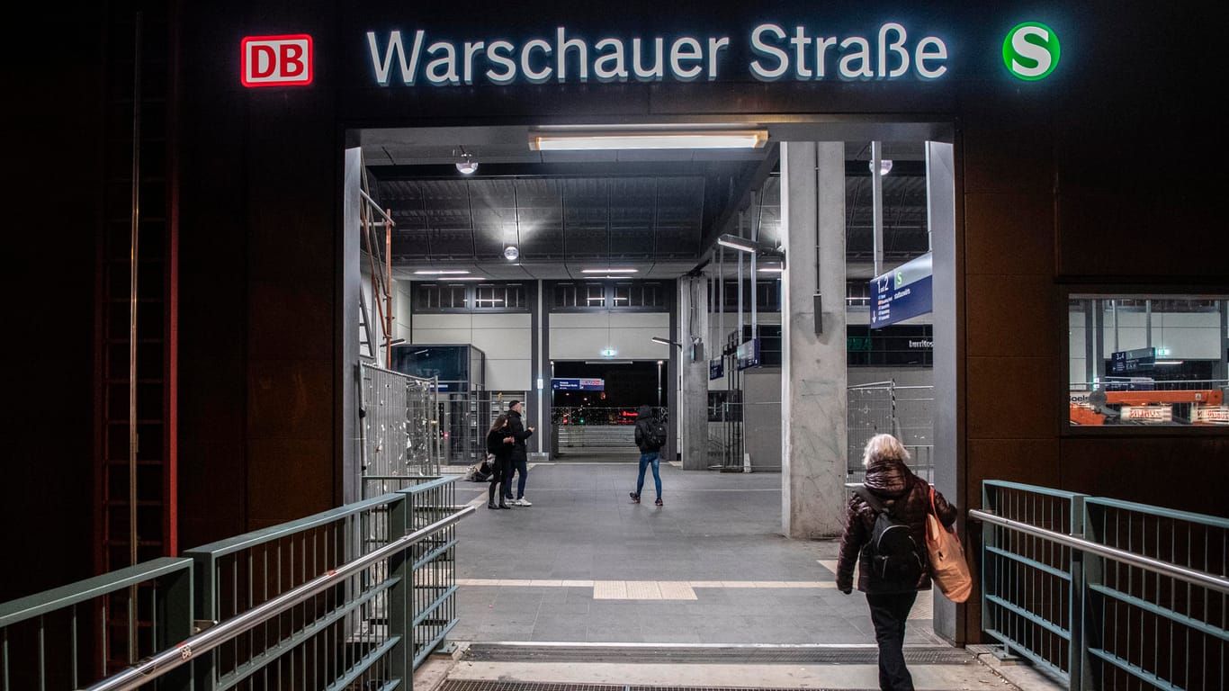 Rund um die Partymeile an der Warscher Straße sind nur wenige Menschen unterwegs: Im Kampf gegen die Ausbreitung des Coronavirus hat der Berliner Senat weitere Maßnahmen beschlossen.