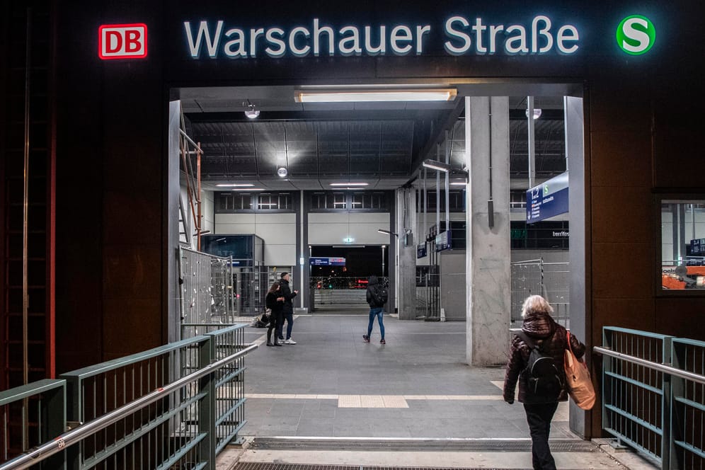 Rund um die Partymeile an der Warscher Straße sind nur wenige Menschen unterwegs: Im Kampf gegen die Ausbreitung des Coronavirus hat der Berliner Senat weitere Maßnahmen beschlossen.