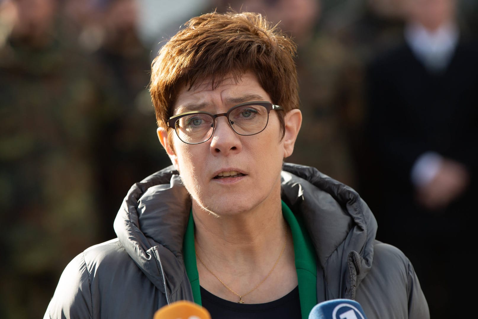 Annegret Kramp-Karrenbauer während einer Ansprache (Archivbild): Bisher gibt es 18 bekannte Corona-Fälle in der Bundeswehr.