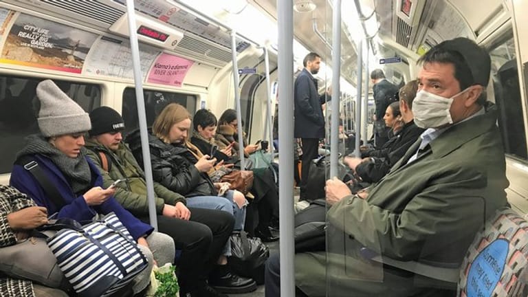 Fahrgast mit Mundschutz in der Londoner U-Bahn.