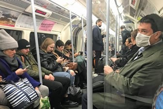 Fahrgast mit Mundschutz in der Londoner U-Bahn.