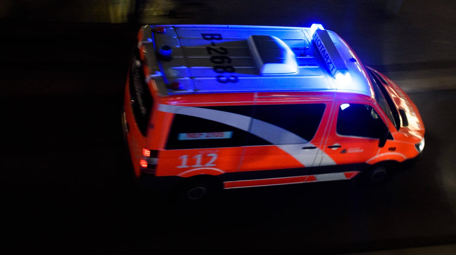 Notarztwagen im Einsatz (Symbolbild): Neben den Gleisen hat die Polizei einen Kinderbuggy gefunden. Notarztwagen im Einsatz (Symbolbild): Neben den Gleisen hat die Polizei einen Kinderbuggy gefunden.