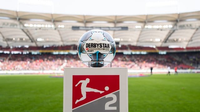 Derzeit ist noch völlig ungewiss wann im deutschen Profi-Fußball der Ball wieder rollt. Derzeit ist noch völlig ungewiss wann im deutschen Profi-Fußball der Ball wieder rollt.