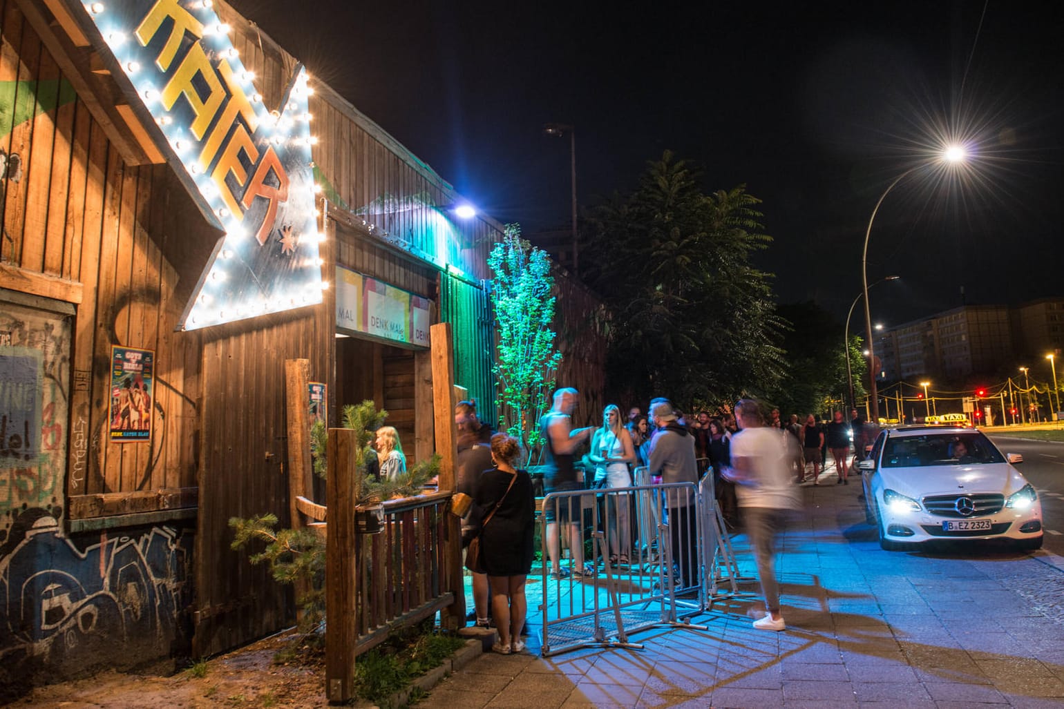 Schlange vor dem "Kater Blau" (Archivbild): Ein Infizierter war einen ganzen Tag lang im Club. Nun sollen alle anderen Gäste zuhause bleiben und das Gesundheitsamt informieren.