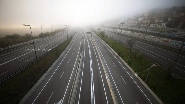 Leere Autobahn in Richtung Barcelona: Spanien hat eine zweiwöchige Ausgangssperre ausgerufen. Leere Autobahn in Richtung Barcelona: Spanien hat eine zweiwöchige Ausgangssperre ausgerufen.