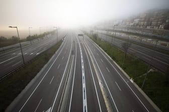 Leere Autobahn in Richtung Barcelona: Spanien hat eine zweiwöchige Ausgangssperre ausgerufen.