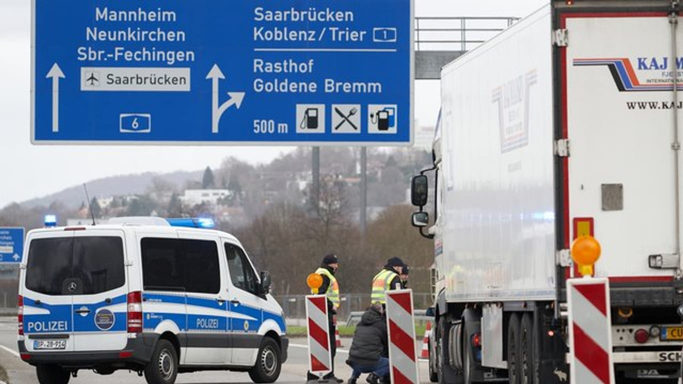 Polizeibeamte kontrollieren in Saarbrücken stichprobenartig den aus Frankreich einfahrenden Grenzverkehr.