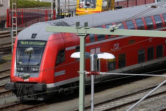 Ein Regionalzug in Siegen (NRW): Die Bahn stellt wegen der Coronavirus-Krise ihren Fahrplan um.