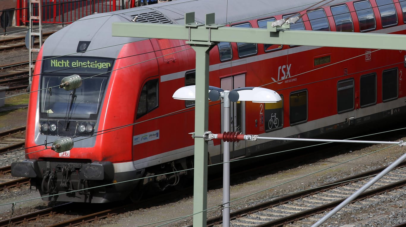 Ein Regionalzug in Siegen (NRW): Die Bahn stellt wegen der Coronavirus-Krise ihren Fahrplan um.