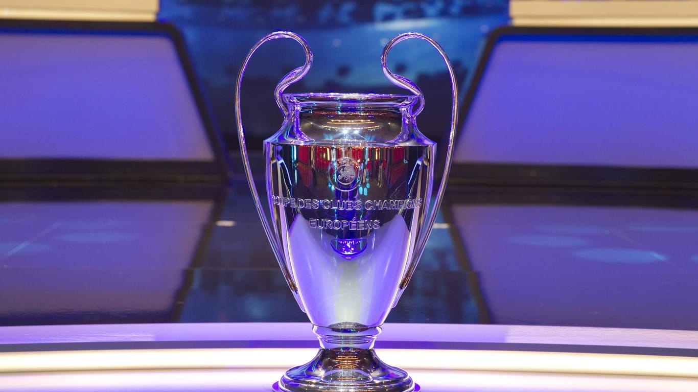 Der Champions-League-Pokal: Noch ist unklar, wie und wann die Finalspiele des Wettbewerbs ausgetragen werden.