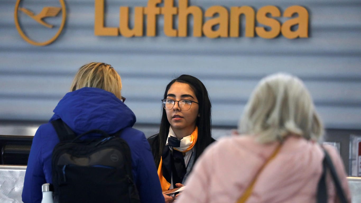 Ein Lufthansa Schalter: Mehrere Reedereien und Touristikunternehmen haben die Airline beauftragt, Urlauber zurückzufliegen.