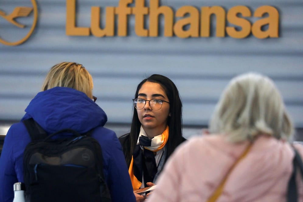 Ein Lufthansa Schalter: Mehrere Reedereien und Touristikunternehmen haben die Airline beauftragt, Urlauber zurückzufliegen.