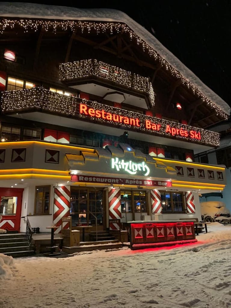 Das Kitzloch in Ischgl: In der beliebten Aprés-Ski-Bar wurde zunächst bei einem Mitarbeiter, dann bei weiteren das Virus festgestellt. Im Ort infizierten sich aber auch Gäste, die nie im Kitzloch waren.