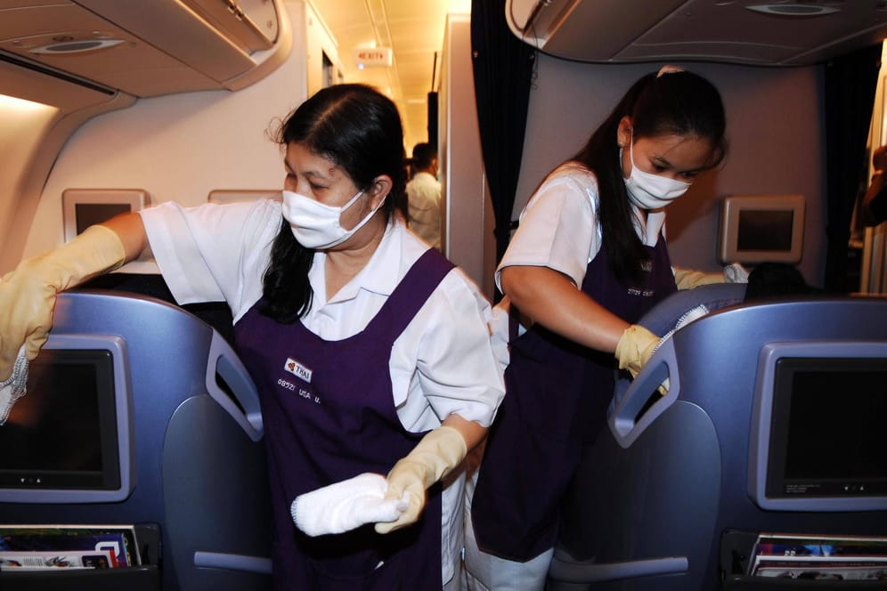 Frauen reinigen ein Flugzeug: Im Kampf gegen das Coronavirus verstärken viele Airlines ihre Hygienemaßnahmen.