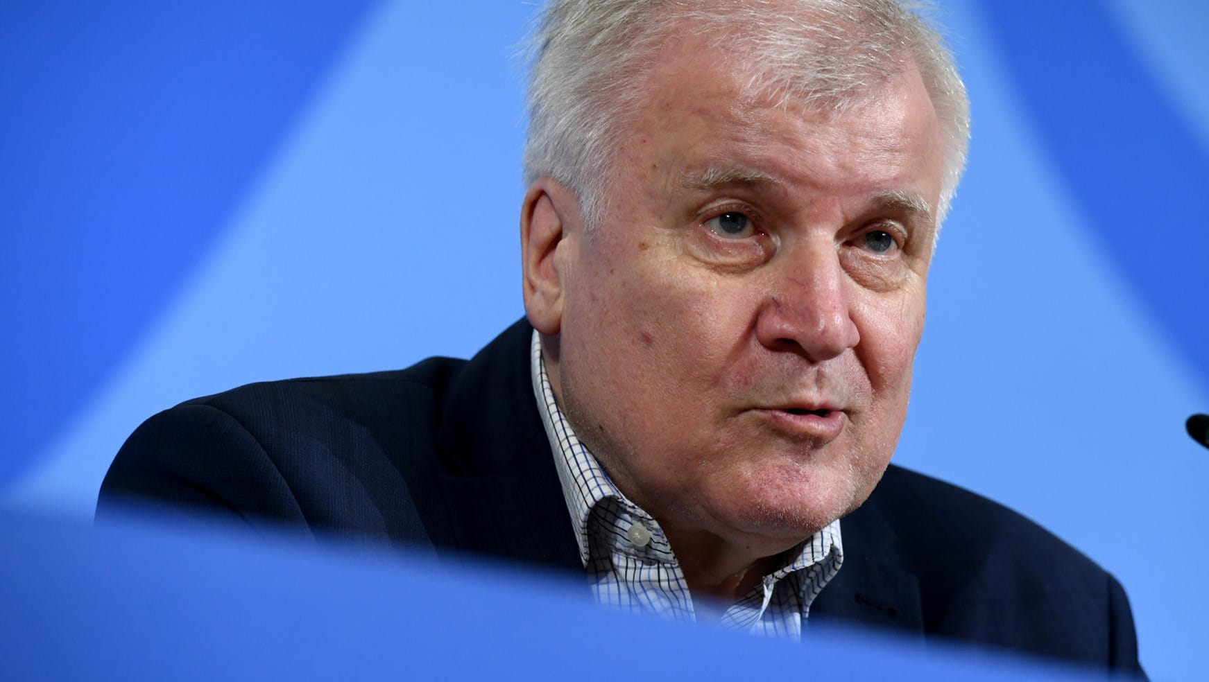 Bundesinnenminister Horst Seehofer in der Pressekonferenz: Deutschland schränkt den Grenzverkehr mit fünf Staaten ein.