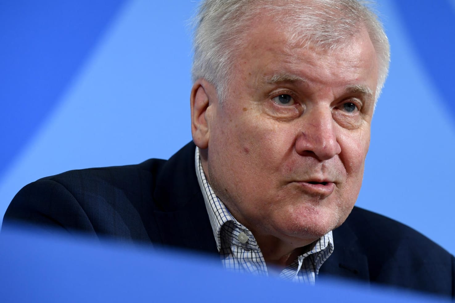 Bundesinnenminister Horst Seehofer in der Pressekonferenz: Deutschland schränkt den Grenzverkehr mit fünf Staaten ein.