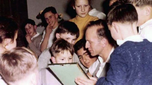 Paul Schäfer (Mitte) mit Kindern in Heide ca. Paul Schäfer (Mitte) mit Kindern in Heide ca.
