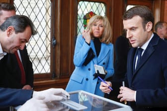 Emmanuel Macron gibt neben seiner Ehefrau Brigitte Macron seine Stimme ab: In Frankreich hat heute trotz Coronavirus die erste Runde der Kommunalwahlen begonnen.