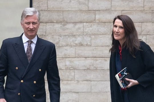 König Philippe von Belgien hat Sophie Wilmès (r) damit beauftragt, das Land durch die Krise zu führen und eine Regierung zu bilden.