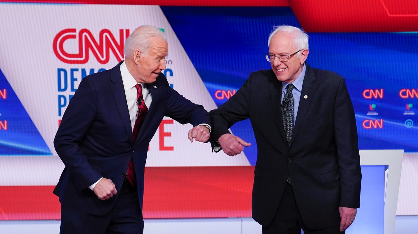 Biden und Sanders: Die Präsidentschaftskandidaten begrüßen sich anlässlich der Ansteckungsgefahr durch Covid-19 in den CNN-Studios mit den Ellenbogen.
