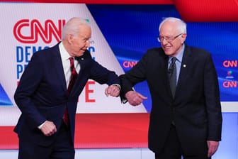 Biden und Sanders: Die Präsidentschaftskandidaten begrüßen sich anlässlich der Ansteckungsgefahr durch Covid-19 in den CNN-Studios mit den Ellenbogen.